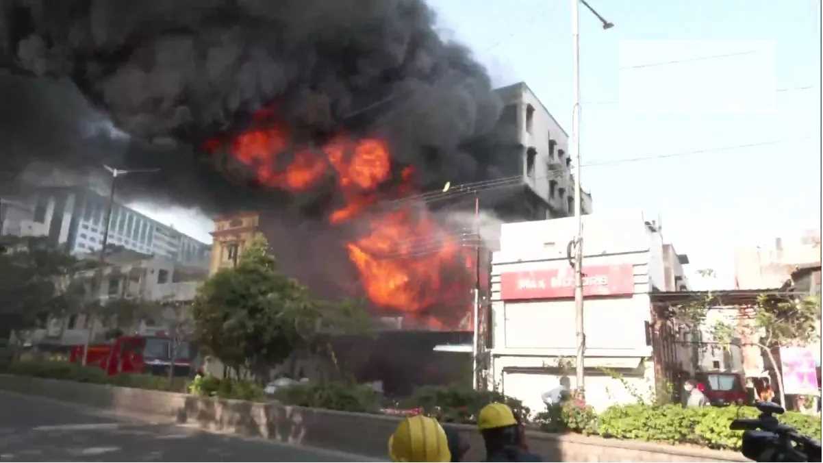 हैदराबाद में शॉपिंग कॉम्प्लेक्स में लगी भीषण आग